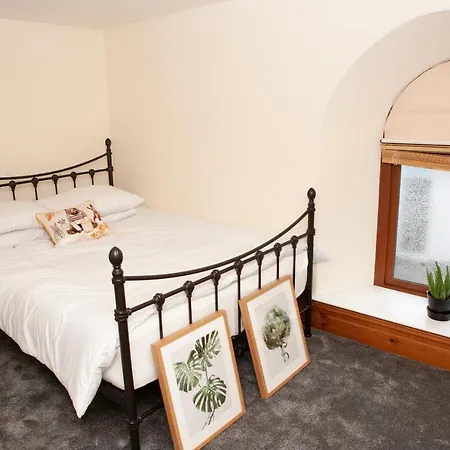 1 Bedroom By Gloucester Road بريستول